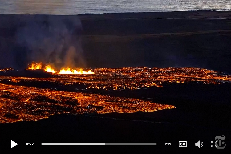 Извержение вулкана в Исландии привело к потоку лавы в небольшой городок