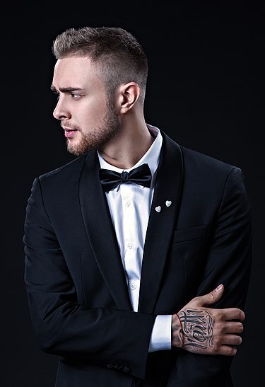 Что? Мужские тренды с накрашенными ногтями не прижились в России? Или как? Что скажете?