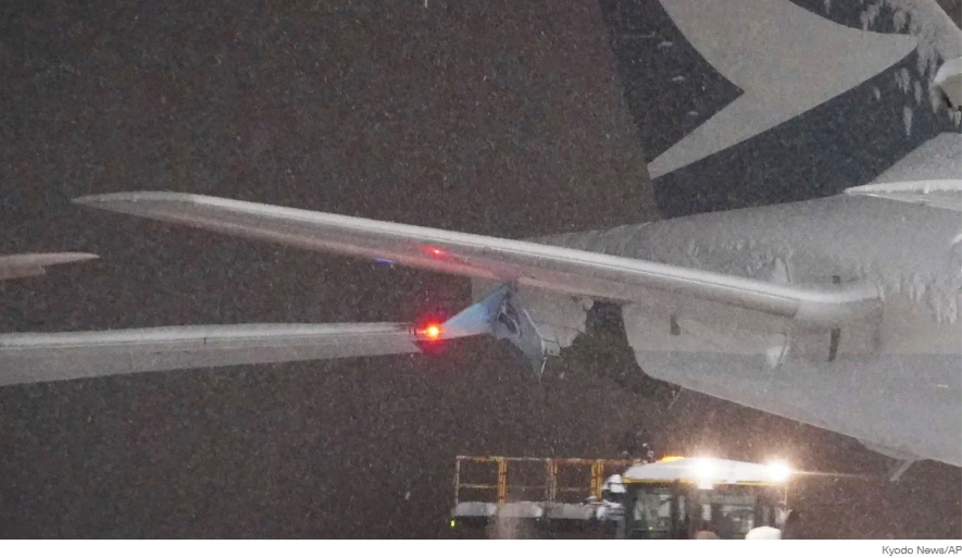 Самолеты столкнулись в аэропорту Японии в ветреную погоду