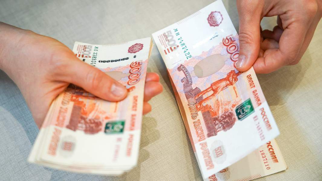 Почему возврат взятых в долг денег на банковскую карту может быть опасен