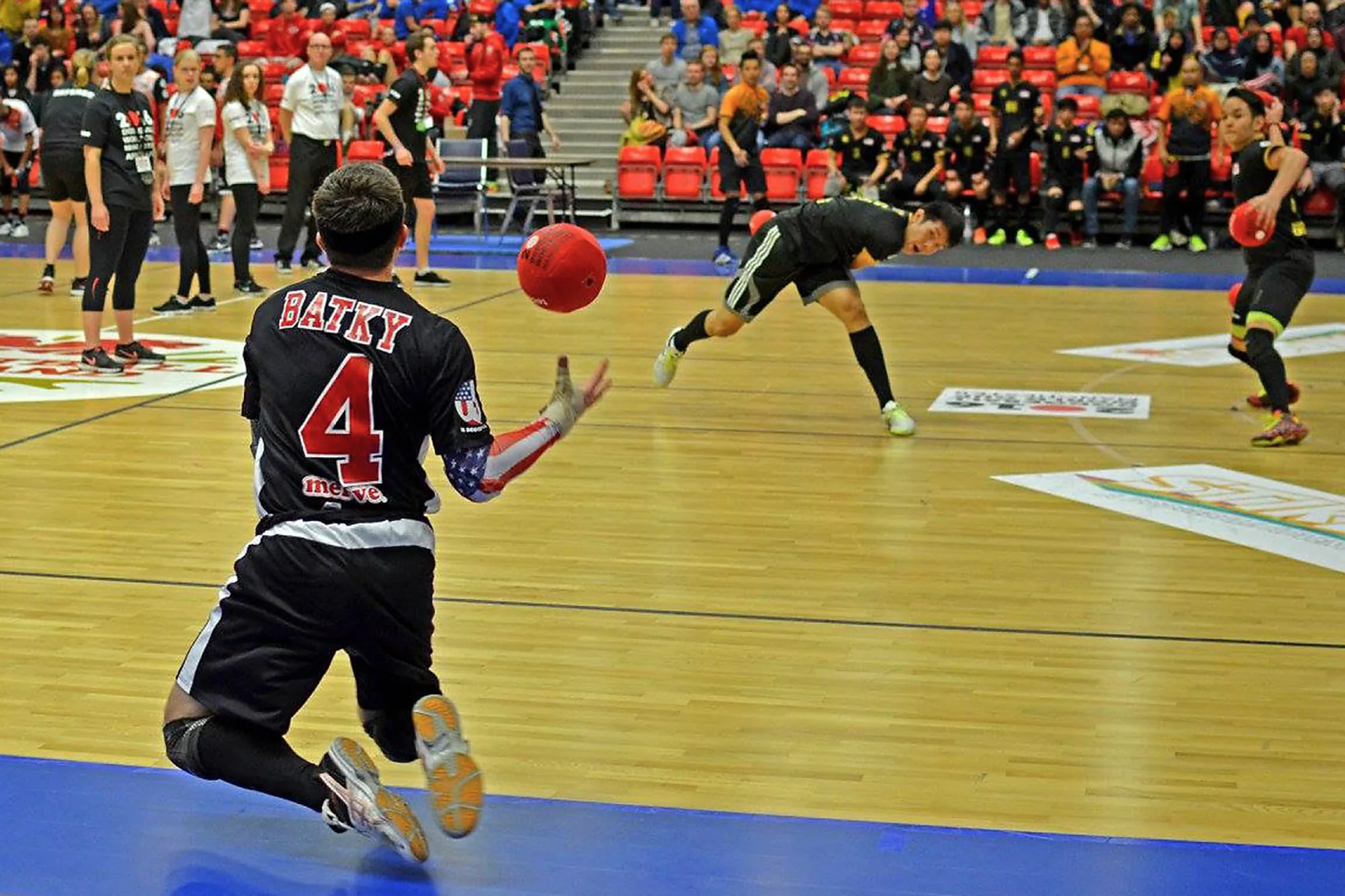 Скакалки, хоббихорсинг и метание ботинок: какие игры из нашего детства "выросли" до профессиональных видов спорта