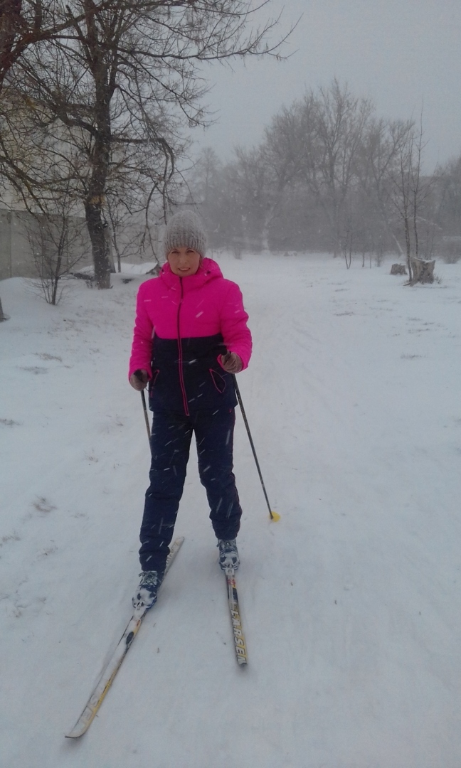 Мой еще один любимый зимний вид спорта: катание на лыжах. Вставайте, друзья, на лыжи!!!