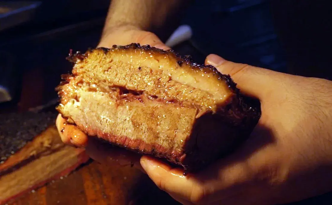 Эта скрытая от посторонних глаз барбекю-барахолка берет Дубай штурмом