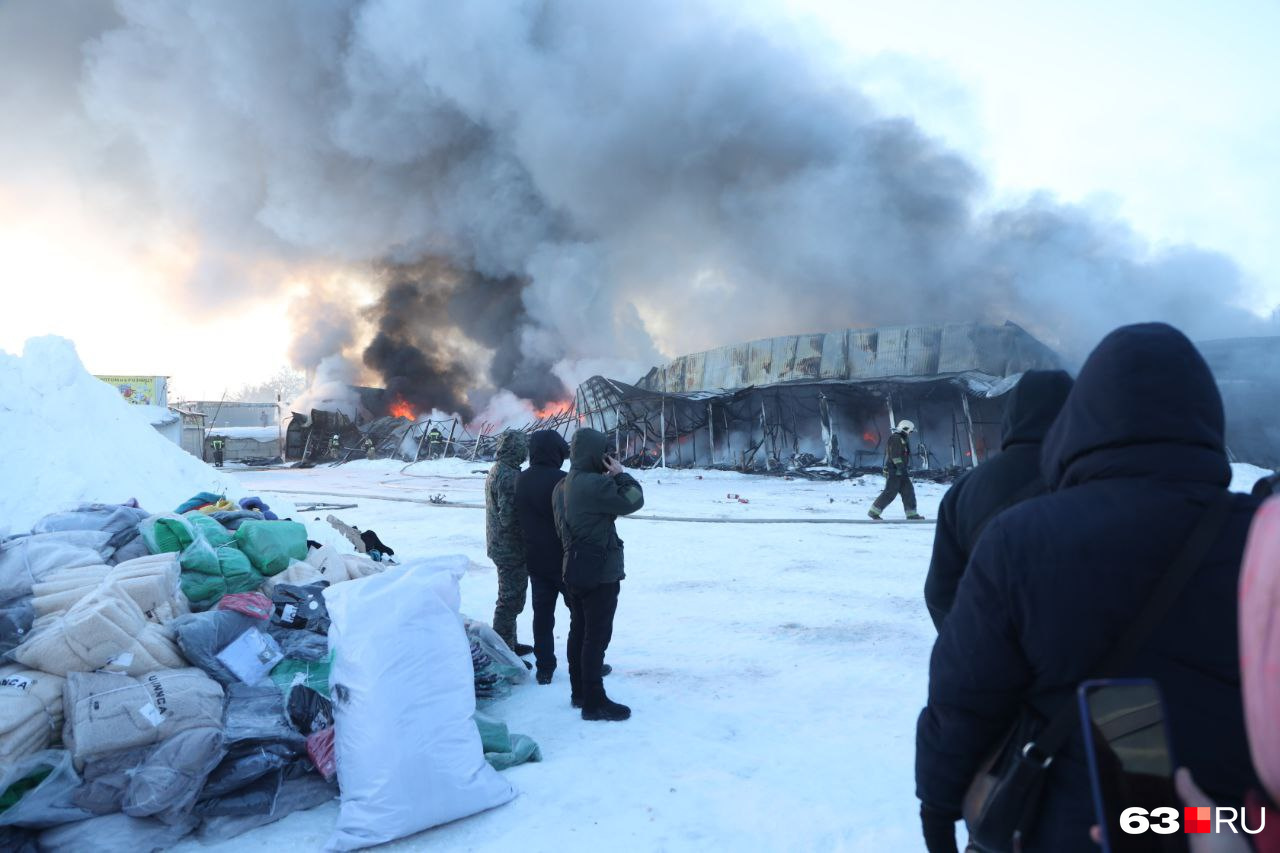 Пожар на рынке в Самаре сегодня: милионные ущербы, сгорело свыше 1000 кв.м.