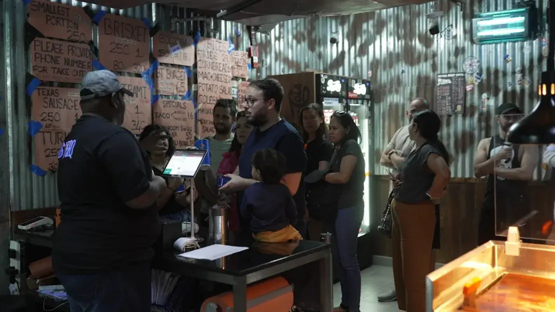 Эта скрытая от посторонних глаз барбекю-барахолка берет Дубай штурмом