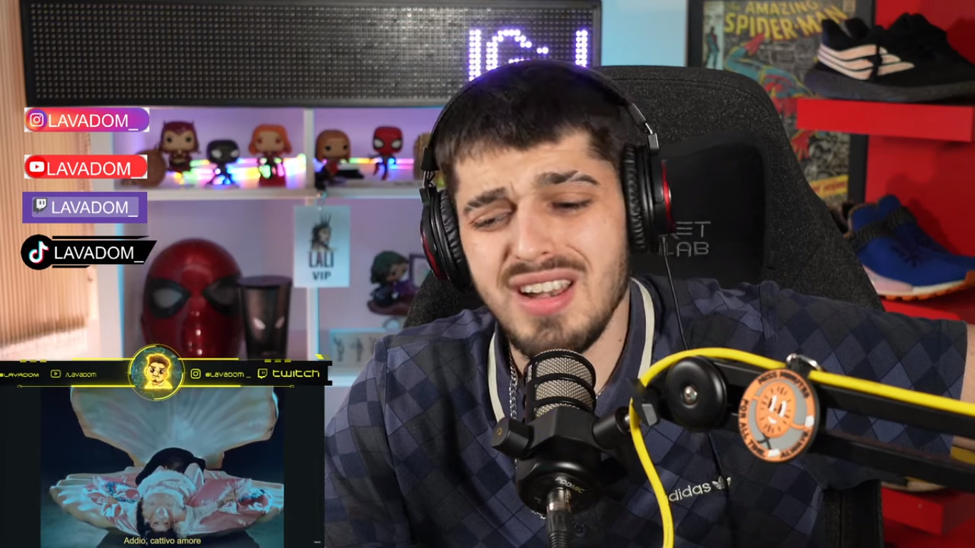 Популярная чилийская певица Мон Лаферте заставила бурлить весь испаноязычный ютуб шокирующим видео со своей новой песней "Порнократия"