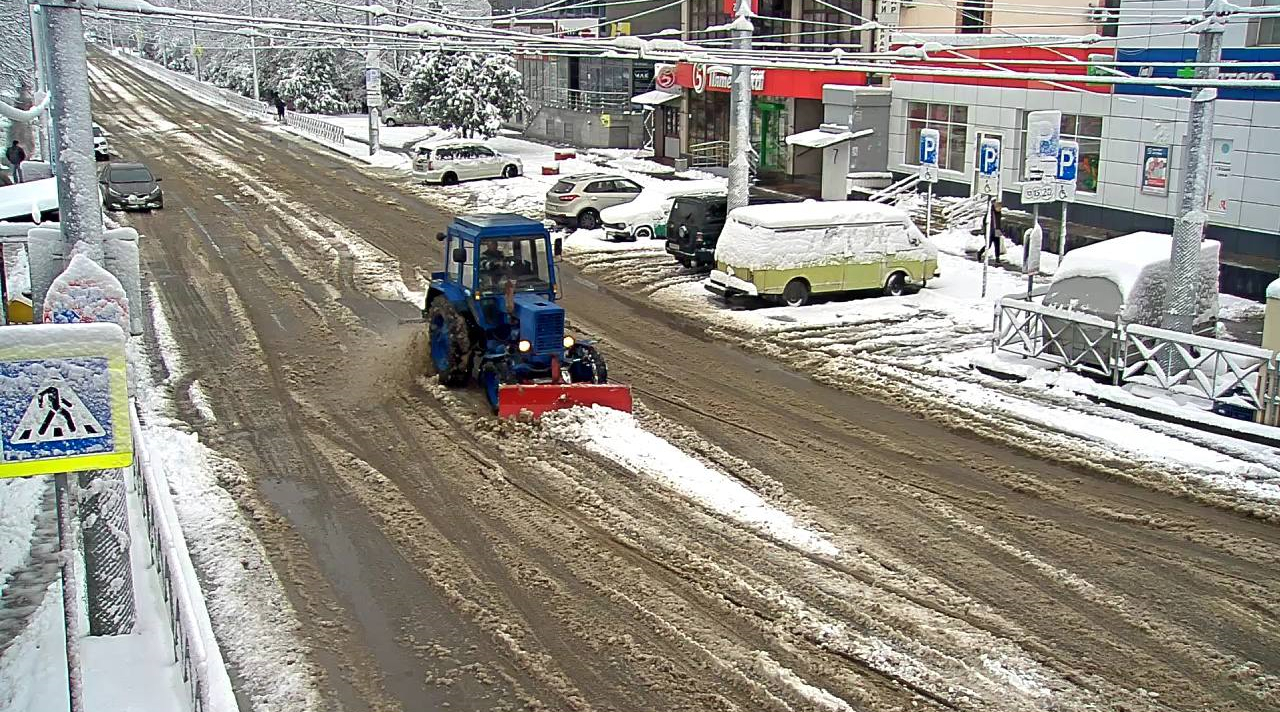 В течение целого дня городские службы ликвидировали последствия снегопада на улицах Краснодара