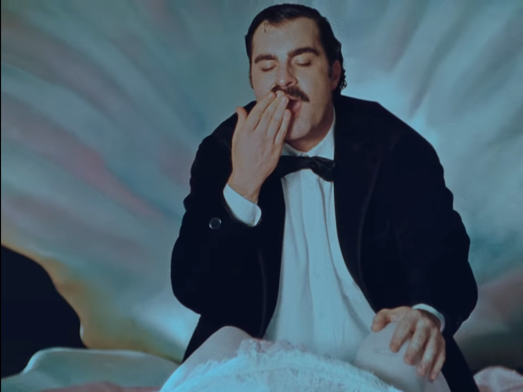 Популярная чилийская певица Мон Лаферте заставила бурлить весь испаноязычный ютуб шокирующим видео со своей новой песней "Порнократия"