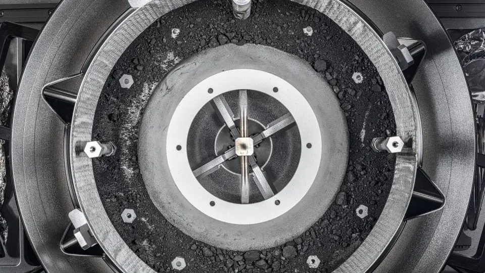 "Успешно вскрыт контейнер зонда Osiris-Rex: Что скрывает образец астероида Бенну?"