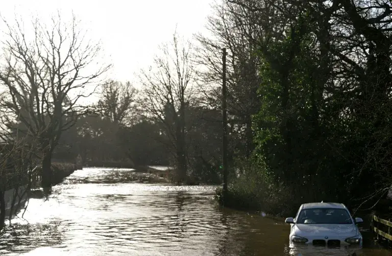 Шторм "Иша" наносит смертоносный удар по Великобритании и Ирландии