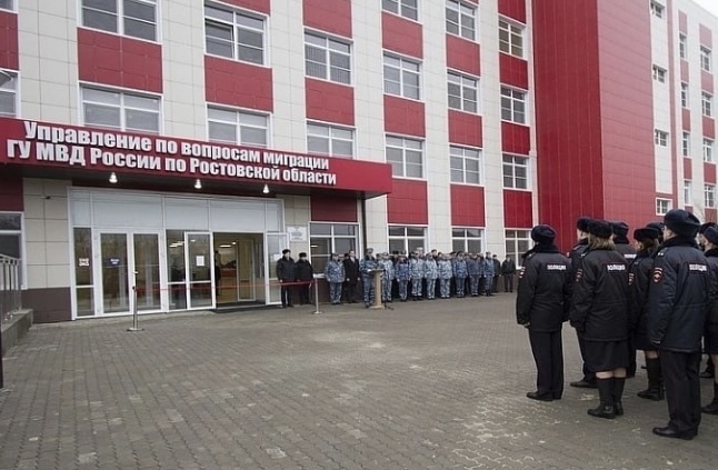 Главная проблема с мигрантами в России начинается с миграционной службы: