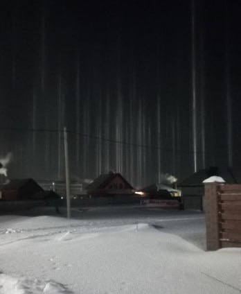 Явление в городе. Световые столбы северное сияние в петербурге. Северное сияние столбы мурманск. Явление в городе. Явление в городе.