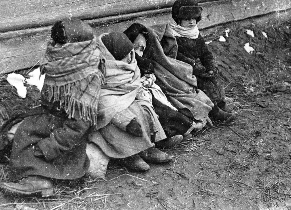 Страдающий старик. Цветы на похороны дедушк. К чему снится обнимать умершего дедушку. К чему снится кладбище и смерть. Сон приснился покойник.