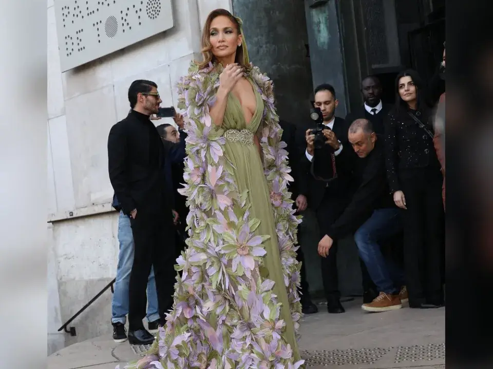 Дженнифер Лопес на Парижской Неделе Моды: Волшебство и Элегантность в 54 Года