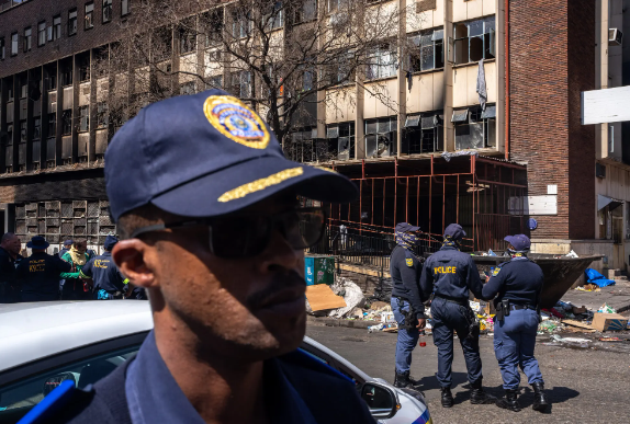 Мужчина арестован по 77 пунктам обвинения в убийстве при пожаре в здании в Йоханнесбурге