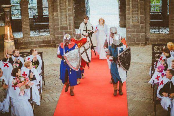 Самые безумные традиции Средневековья: Быстрые церемонии бракосочетания
