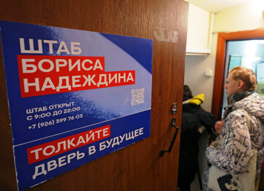 В очередь за надеждой. Борис Надеждин бьёт рекорды по сбору подписей. Подобного не помнит Россия