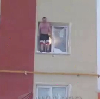 😱 Сначала из окна выпрыгивает отец , затем жена а потом и сын. Такая жизнь на Сахалине - Видео 🎦