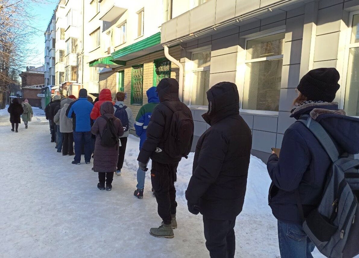 В очередь за надеждой. Борис Надеждин бьёт рекорды по сбору подписей. Подобного не помнит Россия