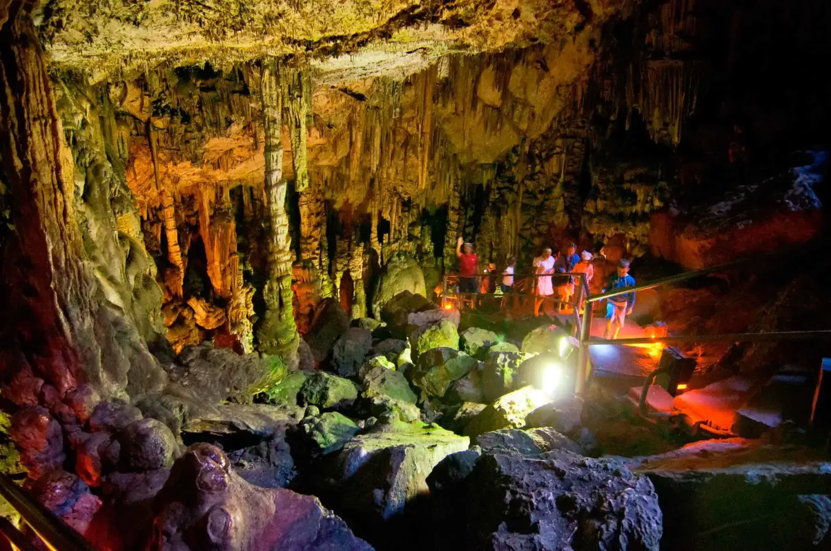 Почему именно в пещере, почему именно от девы и почему именно 25 декабря должен был родиться Иисус?