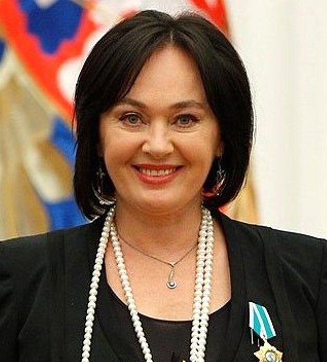 Звезда тут всего одна. Это Алена Водонаева. Ну или была бы Лариса Гузеева. Но ее тут нет. Это на видеоклип, Клава Кока — Замуж.