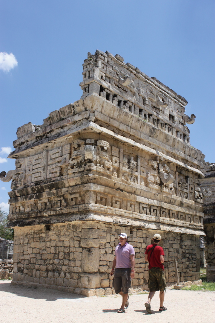 пирамида зимних чудес. пирамида зимних чудес. снег в египте 2021. пирамида хеопса в снегу. пирамиды на марсе.