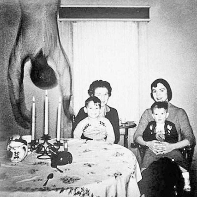 Сфотографировали призрака: фотоаппарат заснял человека, которого не было в этой комнате