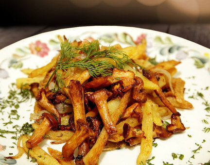 Жареный картофан с лисичками.