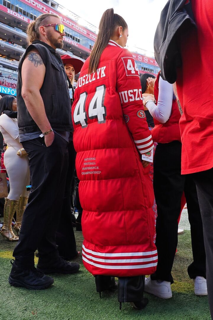 Дизайнер, создавший вирусное пуховое пальто Chiefs Тейлор Свифт, теперь заключил сделку с НФЛ.