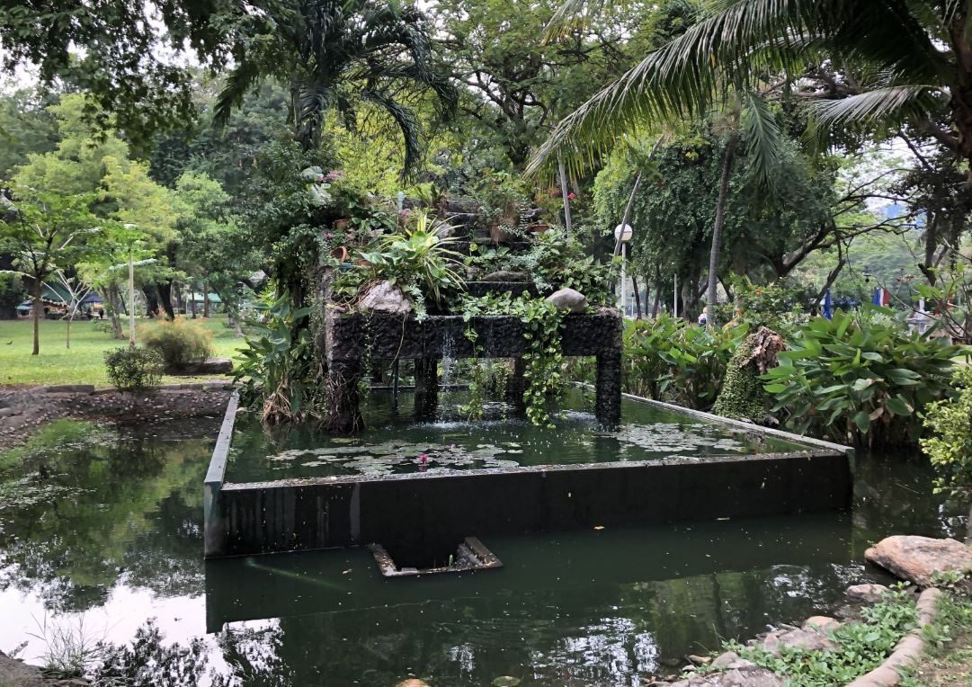 Из островной жизни в крупнейший мегаполис мира - Бангкок (Тайланд). Посещение парка Люмпини в центре города. Зеленый оазис. Из зимы в лето.