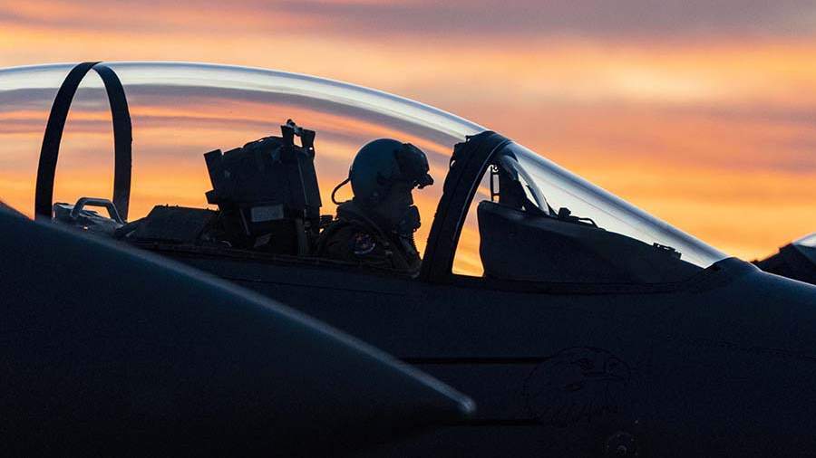 "Экспертное мнение: Авиаудары США на Ближнем Востоке продолжатся, но не исключают большой войны"