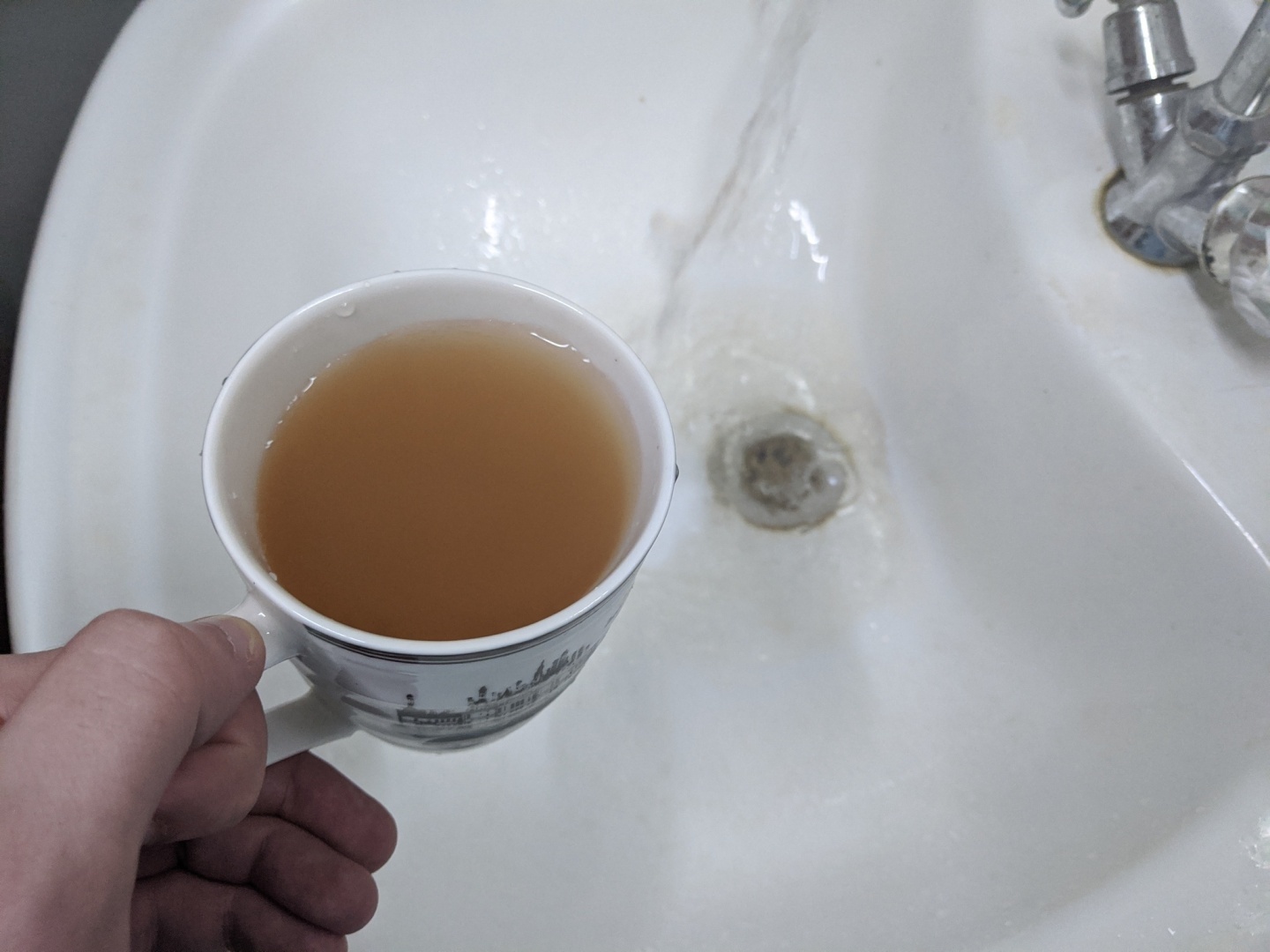 Вот такая вода идет из крана на хуторе Гремучем, Благодарненского района, Ставропольского края.