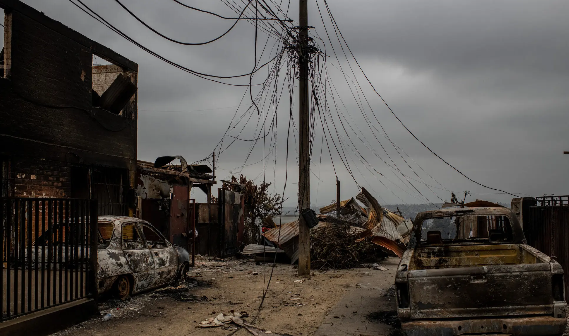 «Мы сломлены»: лесные пожары на побережье Чили унесли жизни 112 человек и оставили сотни пропавшими без вести