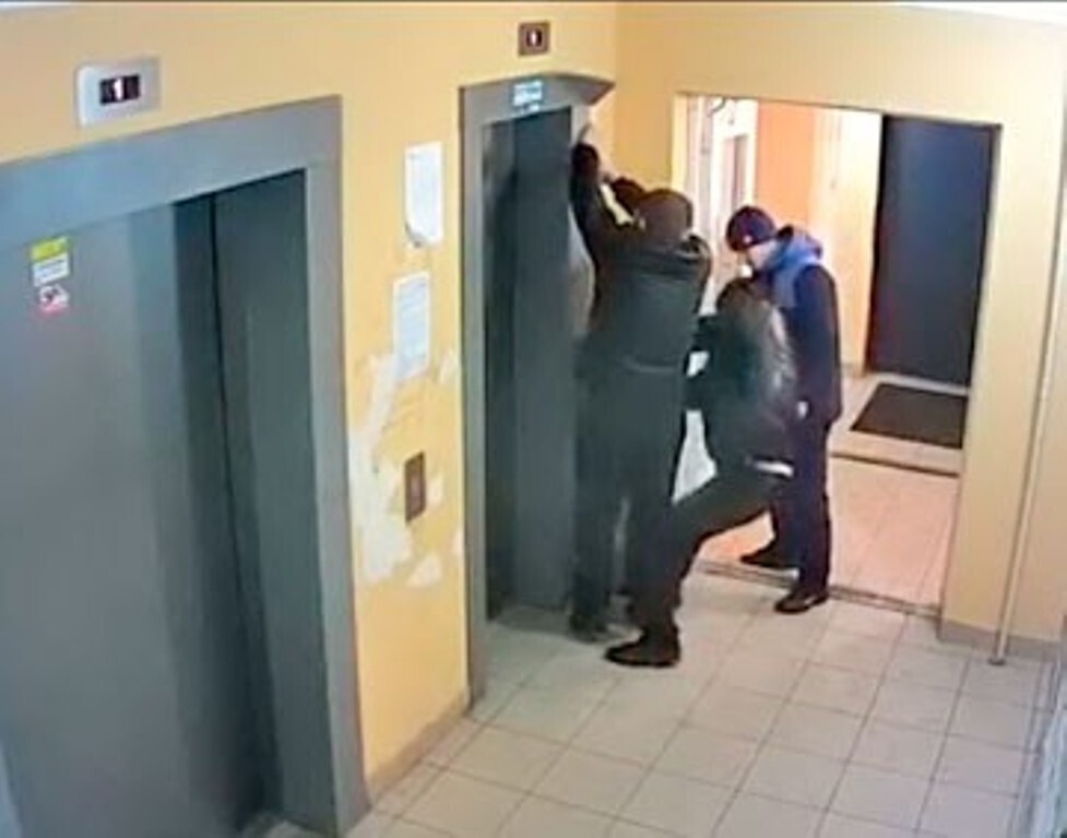 Что делают в подъезде. Закладки в подъездах. Наркоман с закладкой в подъезде. Искали закладку в подъезде. Закладки нариков в подъезде.