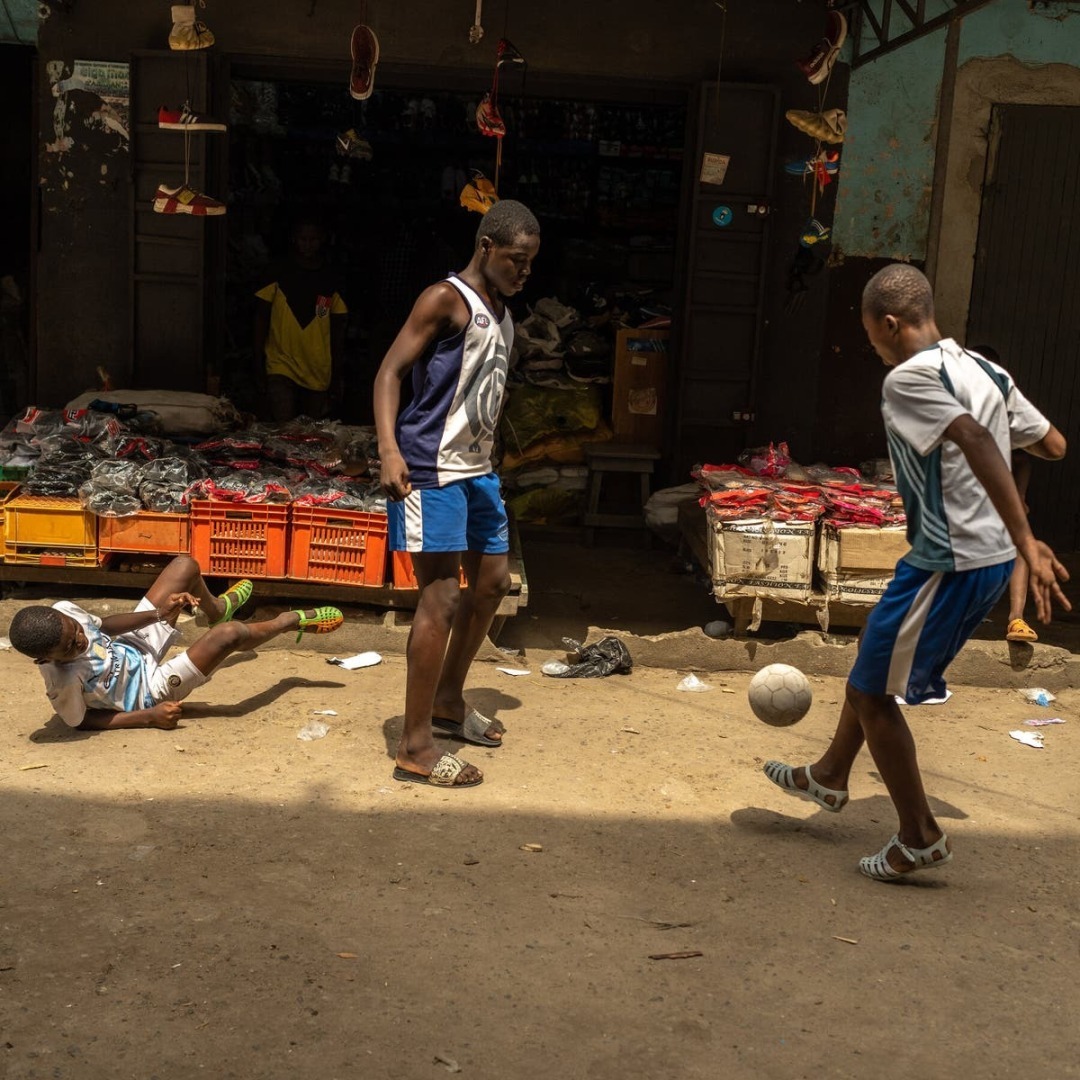 Играете в футбол в Абиджане? Купите себе пару Леке.