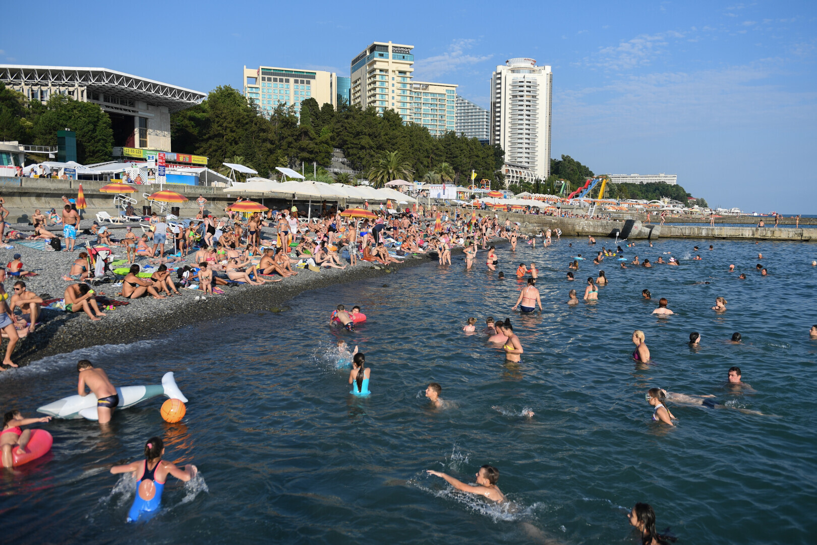 Черное море Сочи лето. Сочи пляж. Сочи летом пляж. Отдыхающие в Сочи. Туры в сочи в мае 2024
