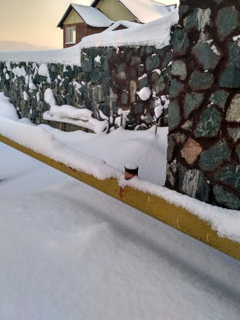 А у нас во дворе газ: открывай вентиль и хоть зажигалку заправляй