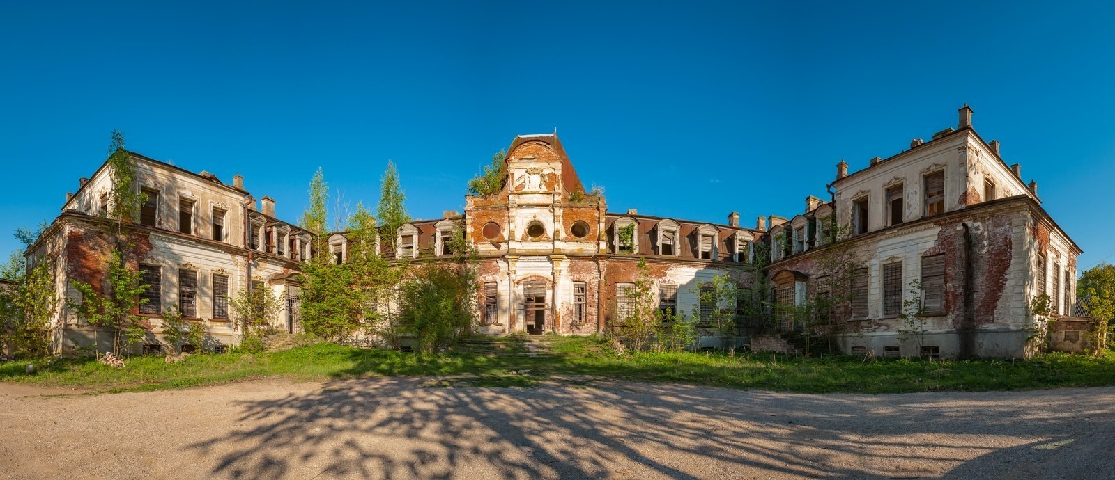 **Самые красивые и пугающие заброшенные усадьбы России: Откройте Тайны Забытых Мест**