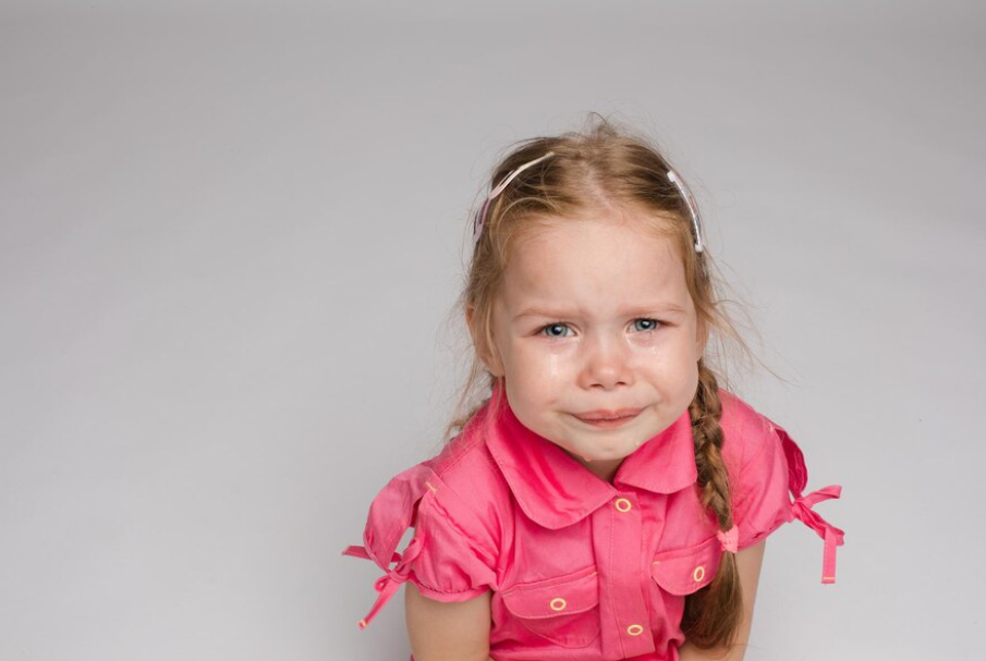 В Казани прохожий поймал выброшенную с 5 этажа двухлетнюю девочку