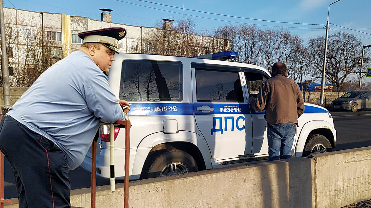Действия, которые водитель не обязан выполнять, несмотря на настойчивость и угрозы инспектора ГИБДД (отвечаем корректно и продолжаем движение).