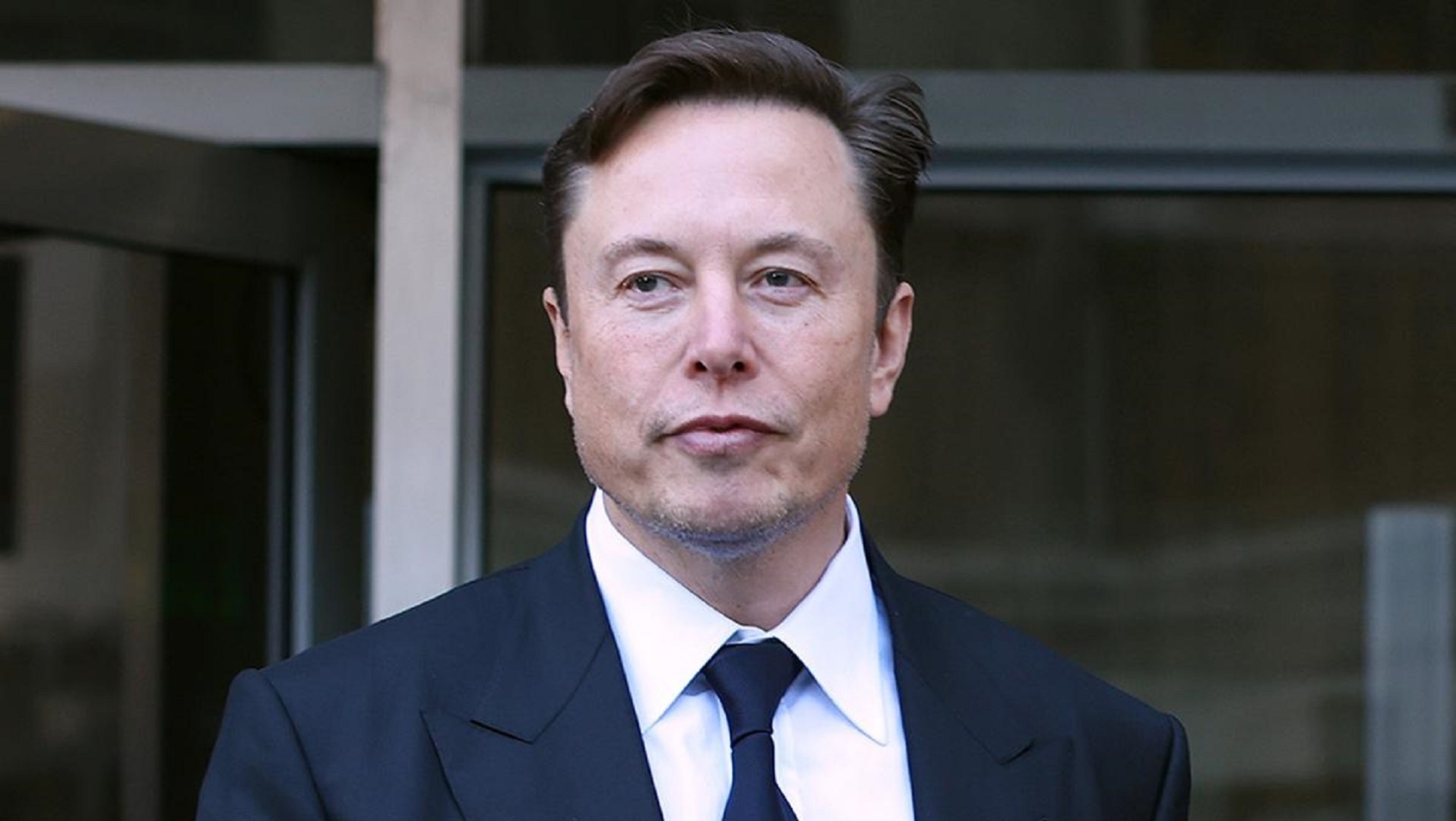 Илон Маск планирует полностью отказаться от использования смартфона.