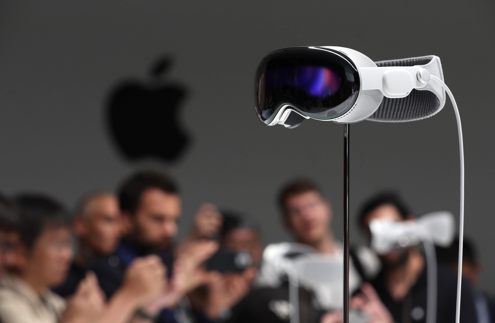 Шлем Apple Vision Pro. VR шлем Apple. VR Apple (2023). Очки виртуальной реальности Apple Vision Pro.