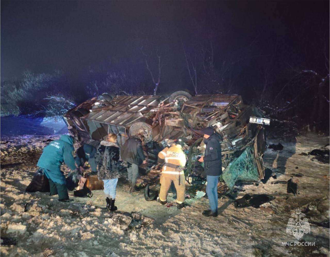 В Ростовской области сотрудники МЧС России оказывают помощь в ДТП