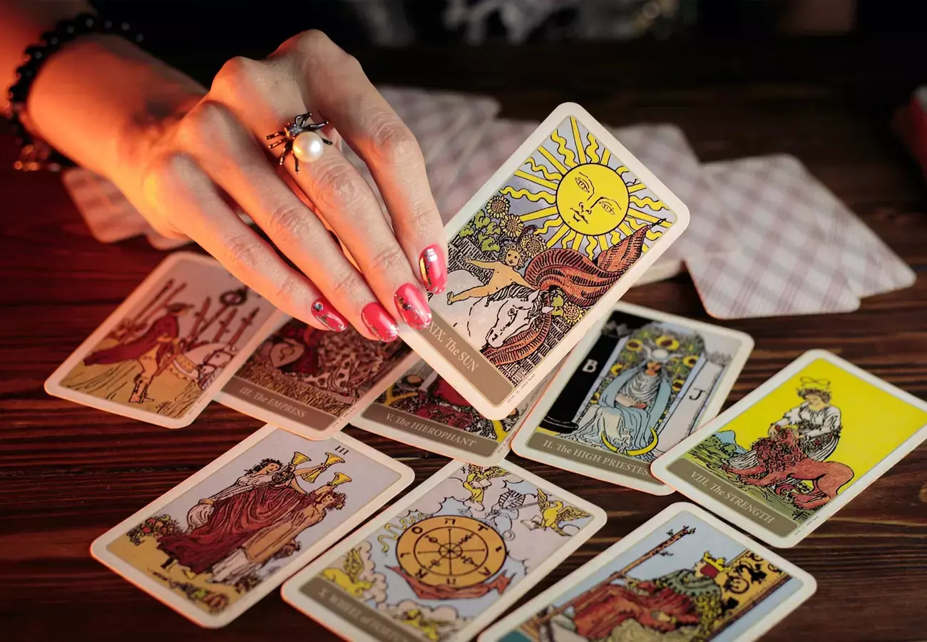 "Откройте тайны будущего с помощью карт Таро: история, значение и как использовать эту систему гадания"