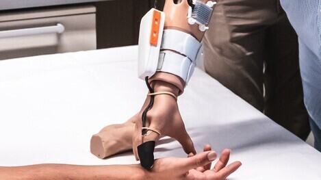 Роботизированная рука, способна воспринимать тепло другого человека.