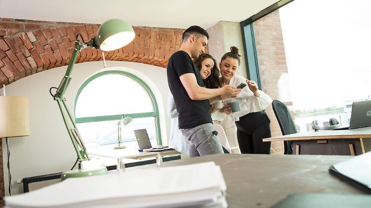 Как дружба на работе влияет на рабочую атмосферу.