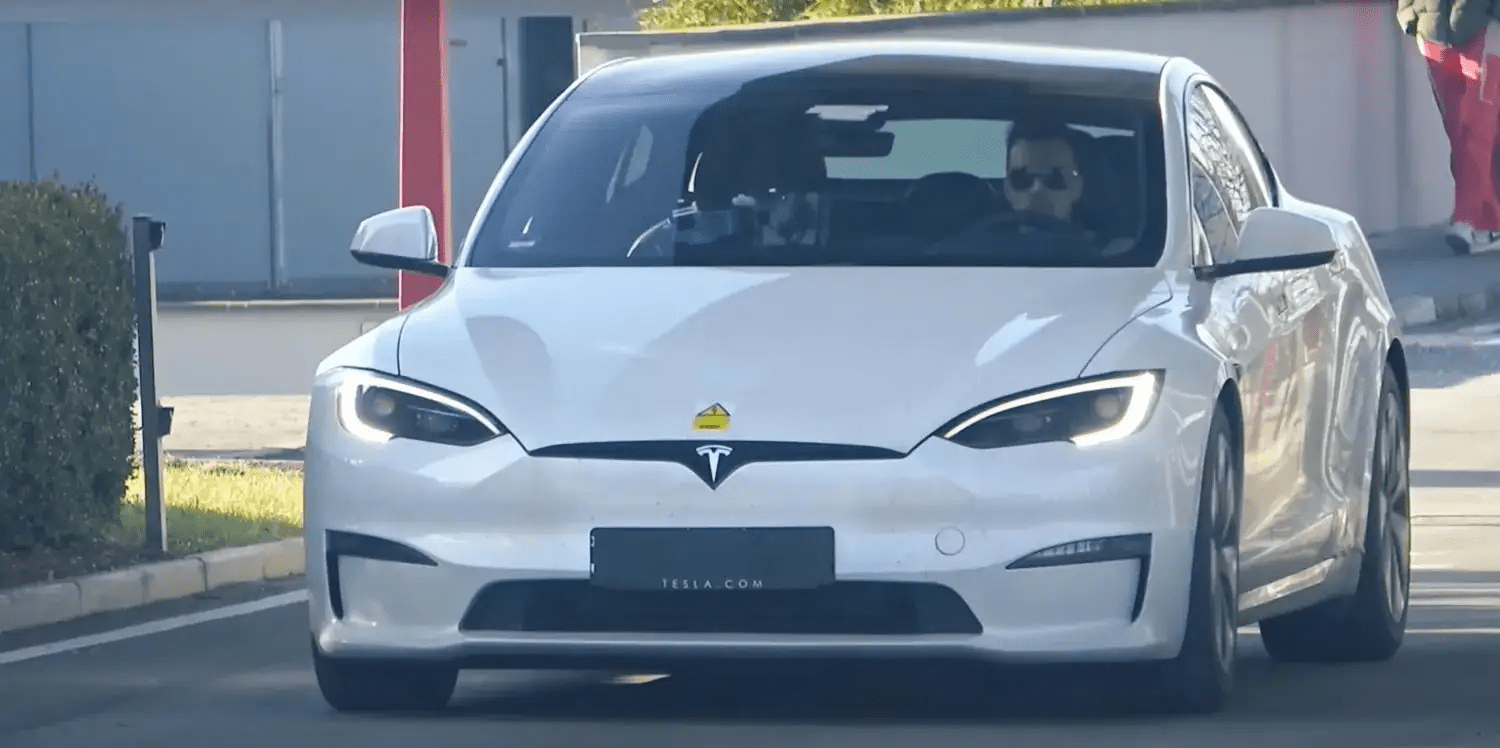 Как автомобиль Tesla снял на видео «сверхъестественные явления» на кладбище