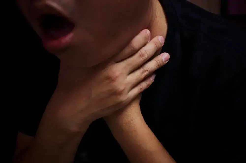 Петербуржец умер после того, как подавился сосиской