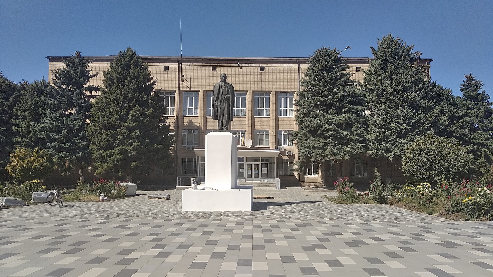 Ох уж эти вышки сотовой или мобильной связи! Стоят более 20 лет в Чалтыре! Это же опасно! Что делать? Как убрать их?