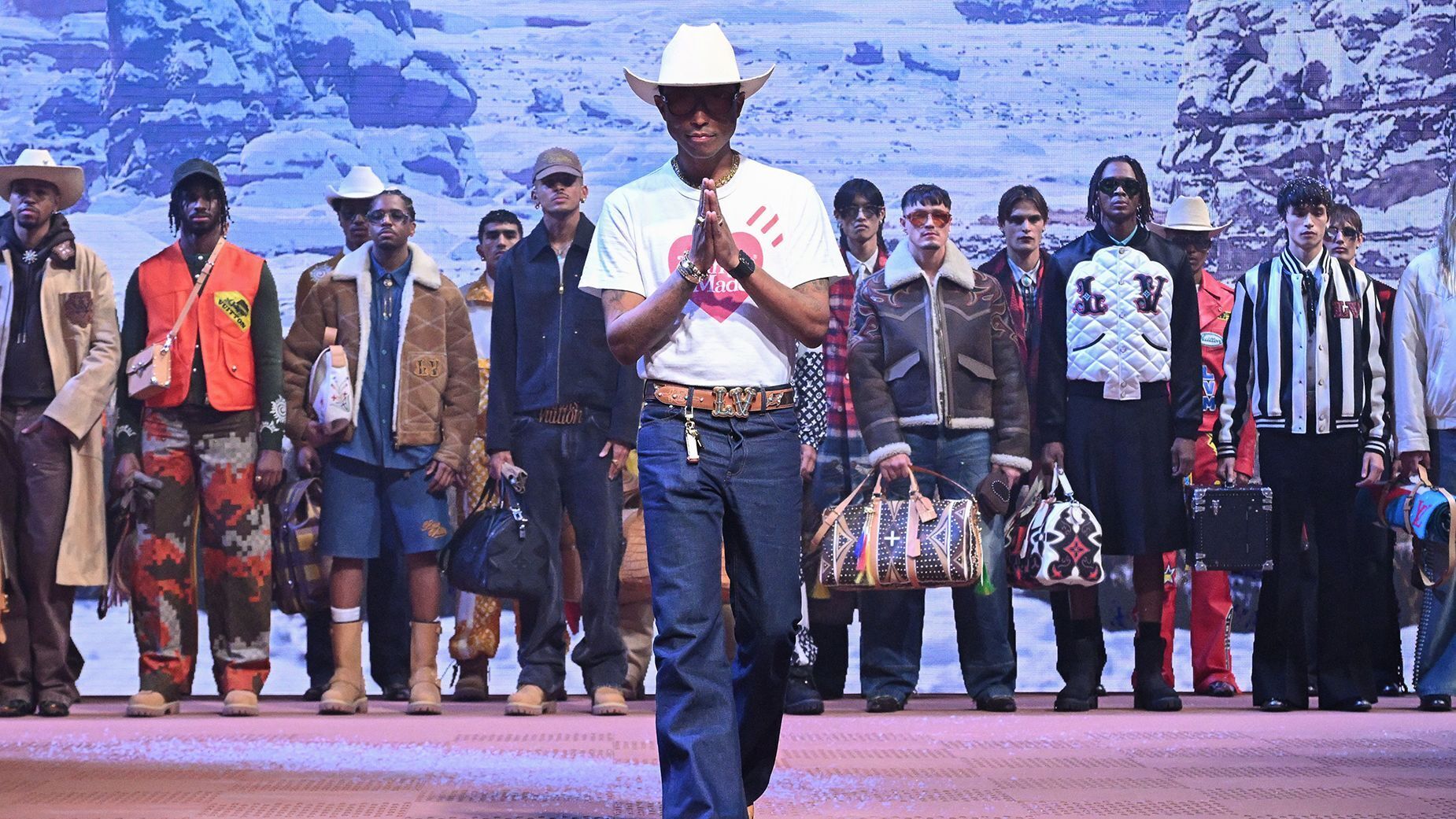 Дутые сапоги, балетки и большие костюмы: Что мы видели на мужских показах в Париже